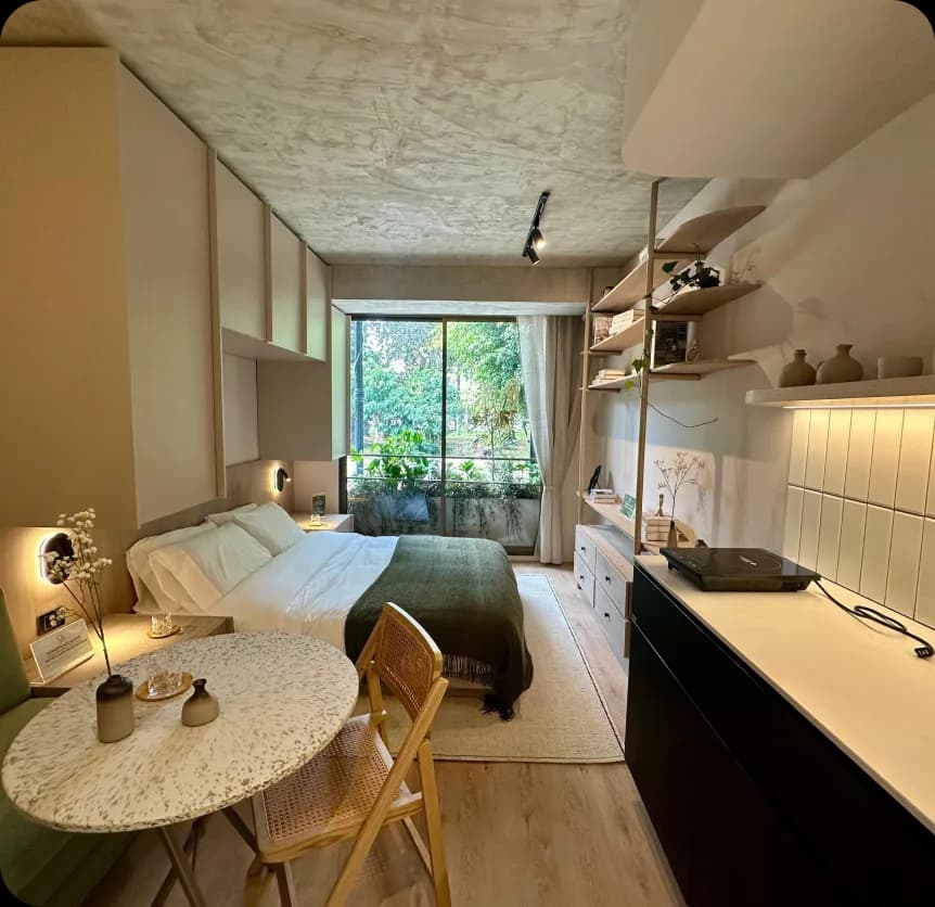Interior del apartaestudio con balcón y jardín